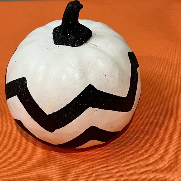 Halloween Skull and Pumpkin Decor set - Picture 3 of 16